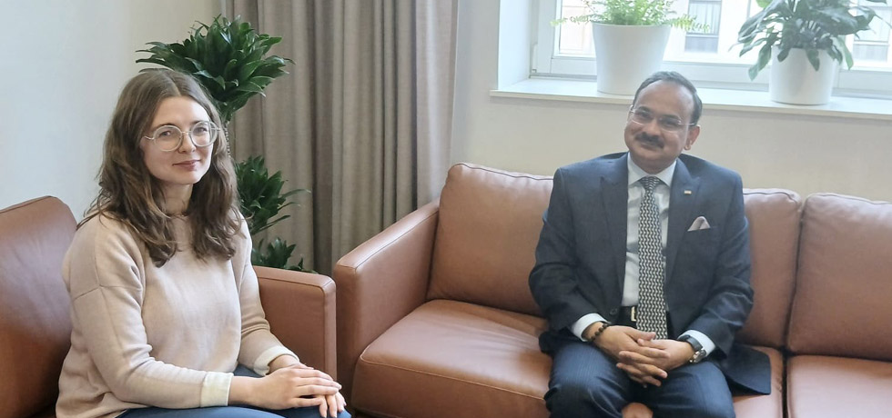 राजदूत देवेश उत्तम ने हिंदी के प्रचार-प्रसार के लिए विल्नियस विश्वविद्यालय के एशियाई और अंतरसांस्कृतिक अध्ययन संस्थान में हिंदी की प्रोफेसर डॉ. नोमेदा गाबिया से मुलाकात की। प्रोफेसर गाबिया ने राजदूत महोदय को हिंदी-लिथुआनियाई लघु कथाओं के अनुवाद कार्य के बारे में भी अद्यतन जानकारी दी।