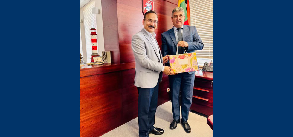 Ambassador Devesh Uttam met with the Mayor of Neringa, Mr. Darius Jasaitis, to discuss strengthening business and cultural cooperation, enhancing people-to-people ties, and exploring new avenues of collaboration between the Embassy and the Neringa Municipality..